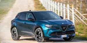 Bild zum Inhalt: Alfa Romeo Junior Ibrida Q4: Elektro-Allrad im kleinen SUV