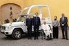 Bild zum Inhalt: Papst Franziskus ist tot: Das waren seine Autos