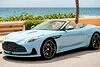 Bild zum Inhalt: Aston Martin macht den DB12 Volante sehr hellblau
