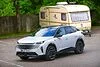 Bild zum Inhalt: Peugeot E-3008 210 (2025) im Dauertest: Design trifft Alltag