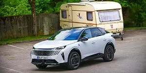 Bild zum Inhalt: Peugeot E-3008 210 (2025) im Dauertest: Design trifft Alltag