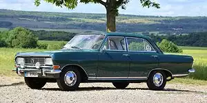 Bild zum Inhalt: Weltmeisterlich unterwegs in Sepp Herbergers Opel Rekord B (1966)