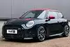 Bild zum Inhalt: Sport-Spaß-Stil: Der Mini Cooper SE mit H&R-Tieferlegungsfedern
