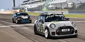 Bild zum Inhalt: Mini Cooper JCW (2025) mit Podium bei den 24h auf dem Nürburgring