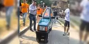 Bild zum Inhalt: Dieser alte Fiat Panda ist nur 50 Zentimeter breit