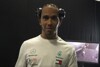 Mercedes-Fahrer Lewis Hamilton spielt Fans einen Streich