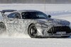 Mercedes-AMG GT Black Series mit Mega-Flügel im Schnee erwischt