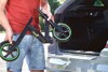 Skoda Scooter: Tretroller für 179 Euro passt in Reserveradmulde