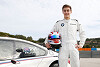 Formel-1-Pilot George Russell stand vor DTM-Cockpit bei BMW