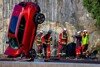 Volvo lässt zehn Autos aus 30 Metern fallen - zu Schulungszwecken