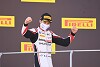 'Gefährlich': Sportwarte schieben Formel-2-Auto durch die offene Box!