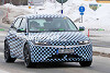 Hyundai Ioniq 5 N (2023) unter kariertem Tarnanstrich versteckt