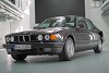 BMW 767iL (E32) zeigt seinen monströsen V16-Motor vor der Kamera