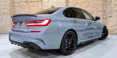 BMW M340i in Nardograu mit M Performance-Teilen ist ein echter Blickfang