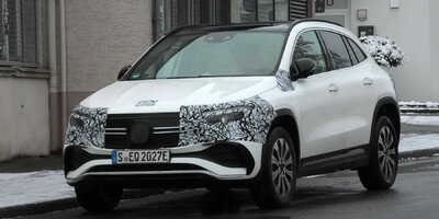 Mercedes EQA und EQB (2022) als Erlkönige mit minimaler Tarnung