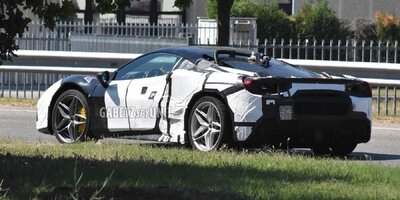 Ferrari V6 Hybrid Erlkönig mit seltsamem Testequipment erwischt