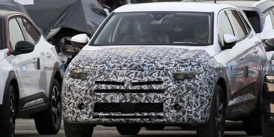 Opel Grandland X Facelift neben neuem Mokka erwischt