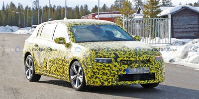 Der brandneue Opel Astra L (2021) posiert schon wieder als Erlkönig