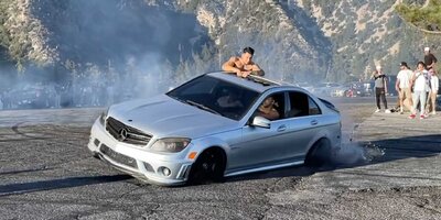 Dieser Fahrer eines Mercedes-AMG C 63 zerdriftet sein Auto