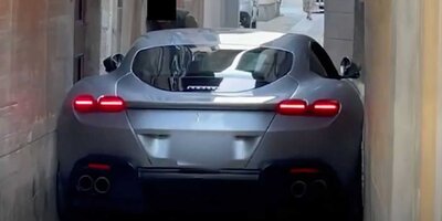Autsch! Ferrari Roma steckt in enger italienischer Straße fest
