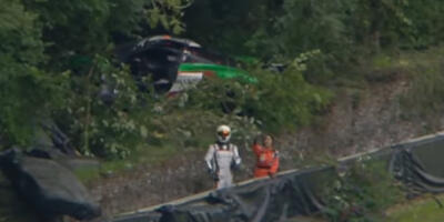 Dramatischer GT3-Unfall in Brands Hatch: McLaren fliegt in den Wald!
