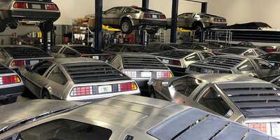 Das Auto aus 'Zurück in die Zukunft': 17 DeLorean DMC-12 in einer Garage!