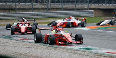 Irrer Formel-Regional-Crash: Prema-Pilot hebt ab und kracht in Teamkollegen