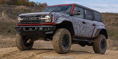 Ford Bronco Raptor (2023) zeigt sich in dezenter Tarnung