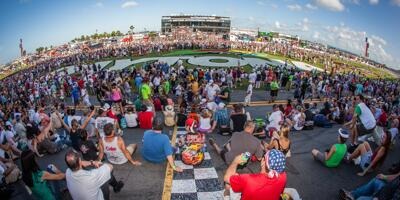 Pinkelskandal auf der Bühne: NASCAR verbannt Rockband von Events