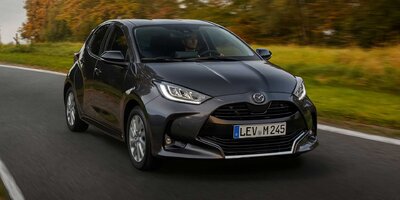 Neuer Mazda 2 (2022) ist ein umgelabelter Toyota Yaris Hybrid