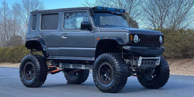 Dieser Suzuki Jimny wurde zum fünftürigen Mini-Monstertruck