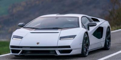 Lamborghini Countach LP 800-4 im realen Straßenverkehr