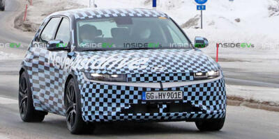 Hyundai Ioniq 5 N (2023) unter kariertem Tarnanstrich versteckt