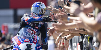 Erster Saisonsieg in Misano: Toprak Razgatlioglu quetscht die Yamaha R1 aus