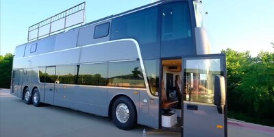 Doppeldeckerbus mutiert zum Wohnmobil mit zwei Stockwerken