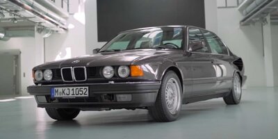 BMW 767iL (E32) zeigt seinen monströsen V16-Motor vor der Kamera